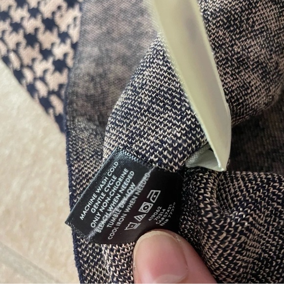 Elegant Houndstooth Short sleeved Knit Dress, Perfect for the Office - Picture 4 of 6